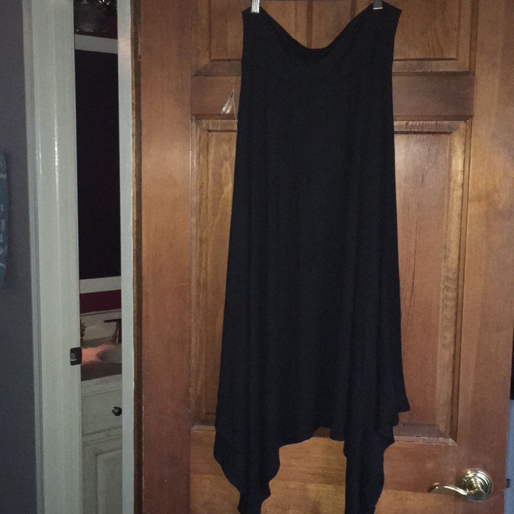 Black hankerchief hemline skirt; X-L